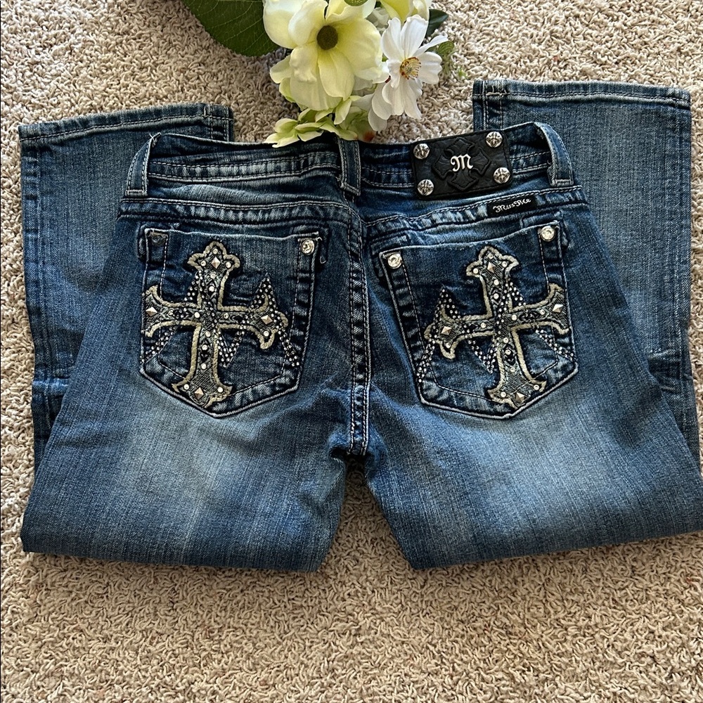 Miss Me⚜️Medium Blue Cropped Capri Jeans💙Cross Embellishment JP5490P Size 29 - Picture 3 of 14